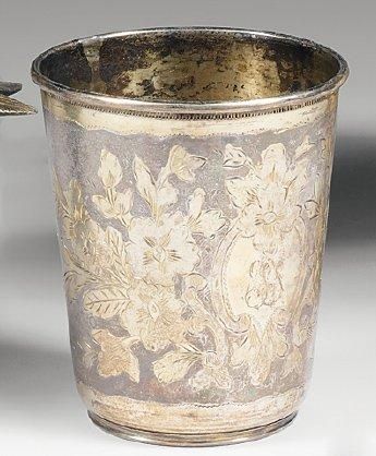 null Gobelet ottoman en argent et traces d'or à décor ciselé de fleurs. Poinçons...