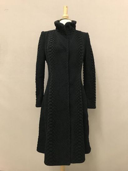 Giorgio ARMANI 
Long manteau en laine noir texturée façon python et cintré.
Fermé...