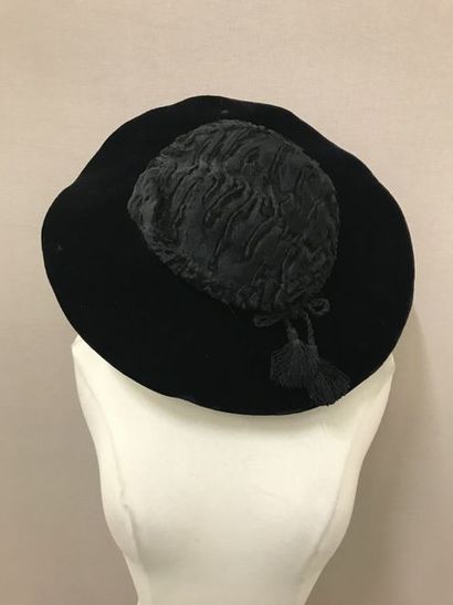 Yves Saint LAURENT 
Chapeau en velours et astrakan noir avec cordon et pompons.
Taches...