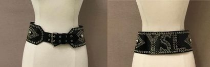 Yves Saint LAURENT 

Large ceinture en cuir noir à décor de clous et d'oeillets en...