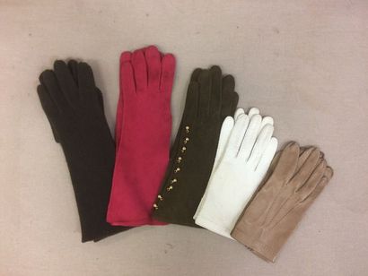 Bergdorf Goodman Lot comprenant : 

-Paire de gants en cuir blanc. 

-Paire de gants...