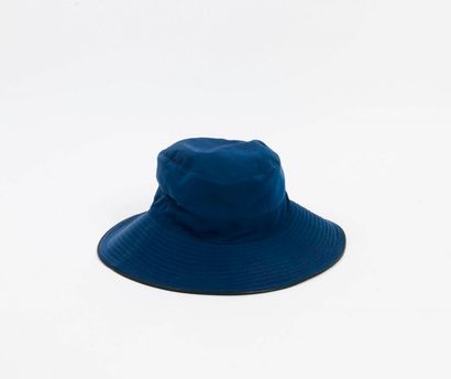 HERMES Paris 

Chapeau en toile imperméable à surpiqûres sellier bleue nuit. 

Taille...