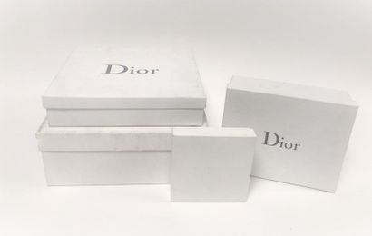 DIOR 

Lot de trois boîtes vides en carton texturé blanc. 

Différents formats. 

H....