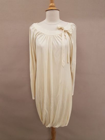 Diane von FURSTENBERG 

Robe mi-longue en polyester crème. 

Col bateau avec noeud....