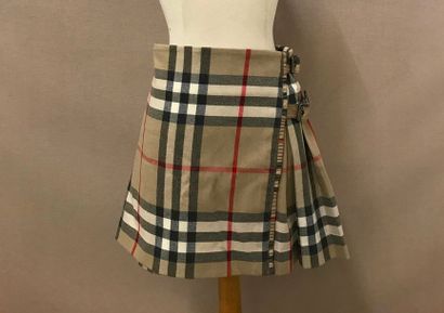 BURBERRY 

Jupe plissée courte en laine à motif tartan. 

Fermeture latérale par...