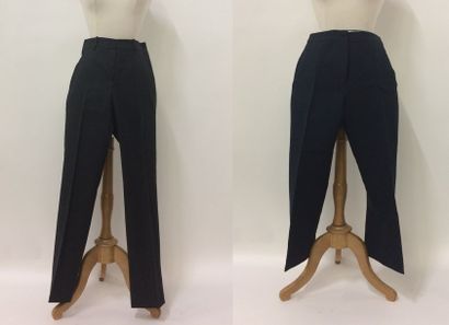 MARNI 

Lot comprenant : 

-Pantalon cigarette gris. 

Fermeture boutons dont un...