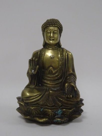 null Bouddha bénissant. 

Epreuve en bronze à patine dorée. 

H. : 30 cm. 

Usures...