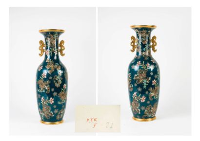 BOCH FRERES KERAMIS 

Vase de forme balustre en faïence à décor émaillé à froid,...