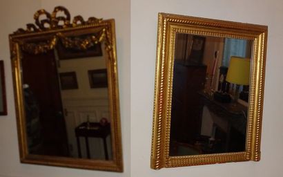 null Deux miroirs rectangulaires aux cadres en bois et plâtre doré :

- un sommé...