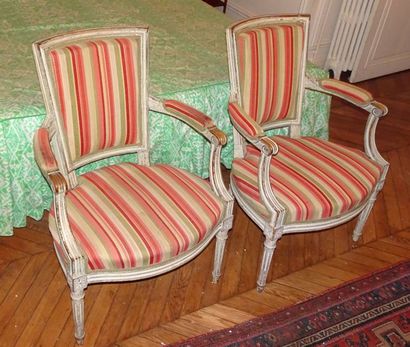 null Paire de fauteuils à dossiers en trapèzes en bois mouluré et laqué blanc-gris,...