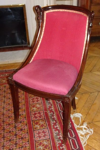 null 
Trois chaises en gondole en acajou (paire) ou bois teinté (1), aux dossiers...