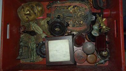 ASIE 

Deux mannettes d'objets en bronze, métal ou bois, contenant masque, Bouddha,...