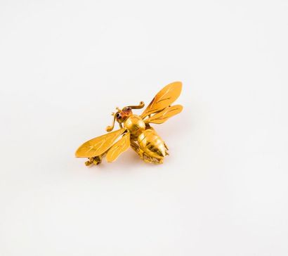 null Broche abeille en or jaune (750) , les yeux ornés de cabochons de pierres bleues...