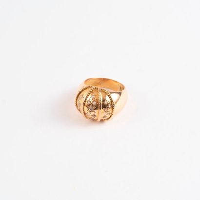 null Bague dôme en or jaune (750) ornée de petits diamants de tailles en roses ou...