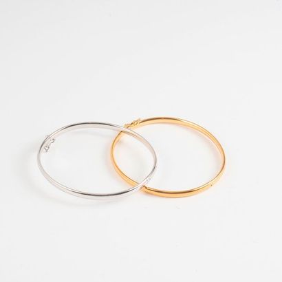 null Deux bracelets jonc ouvrant, l'un en or jaune (750), l'autre en or gris (750)....