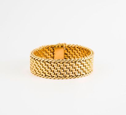 null Bracelet ruban en or jaune (750) à maille tressée façon vannerie et bordée....