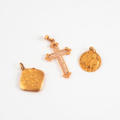 null Lot en or jaune (750) comprenant : 

- Un pendentif croix. 

- Un médaillon...