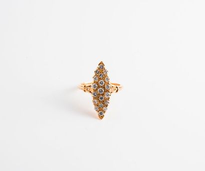 null Bague marquise en or jaune (750) ornée de petits diamants taille brillant en...