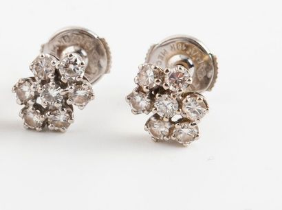 null Paire de clous d'oreilles en or gris (750) et diamants taille brillant en serti...