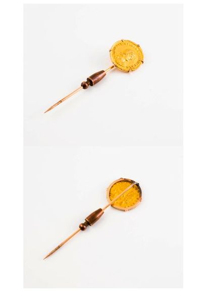 null Epingle de cravate en or jaune (750) retenant un solidus de Valentinien. 

Fin...