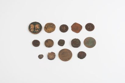 null Lot de 15 pièces ou monnaies en argent ou métal, antiques et romains, dont reproductions....
