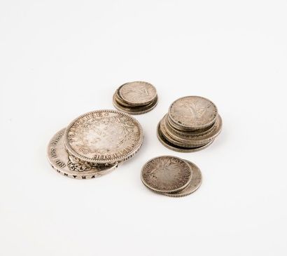 null Lot de pièces en argent comprenant notamment 1 Franc, 1/2 Franc... 

Usures.

On...