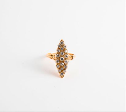 null Bague marquise en or jaune (750) ornées de petits diamants taille brillant en...