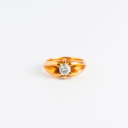 null Bague en or jaune (750) centrée d'un diamant de taille coussin ancienne en serti...