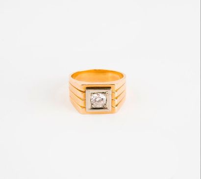 null Bague chevalière en or jaune (750) ornée d'un diamant taille brillant ancienne...