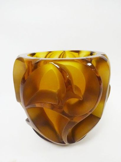 René LALIQUE France 

Vase 'Tourbillons'.

Epreuve en verre orange moulé-pressé....
