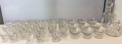 BACCARAT 

Partie de service de verres en cristal taillé comprenant : 

- 7 verres...