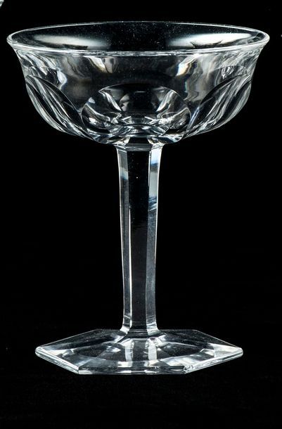 BACCARAT Modèle Malmaison

Ensemble de 18 coupes à champagne en cristal. 

H. : 13,5...