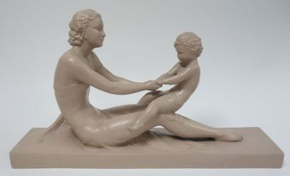 D'après Ugo CIPRIANI (1887-1960) 

Femme et enfant jouant. 

Terre cuite émaillée...