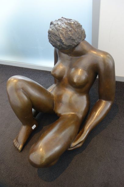 HUGARD (XXème siècle) 

Femme nue assise. 

Epreuve en bronze à patine brune. 

Signée...