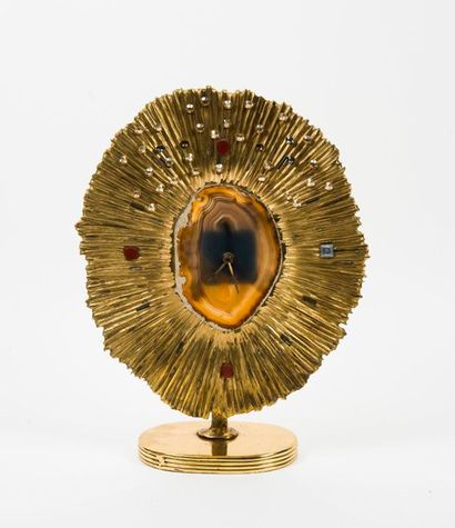 JACQUES DUVAL-BRASSEUR (1934) 

Pendule. 

Pendule en laiton doré à décor central...