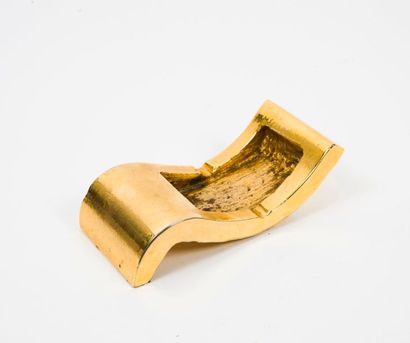 JACQUES DUVAL-BRASSEUR (1934) 

Cendrier. 

En laiton doré. 

4,5 x 15 x 7 cm.