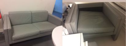 MOBILIER INTERNATIONAL 
Canapé deux places et fauteuil en cuir gris.
156 x 83 x 74...