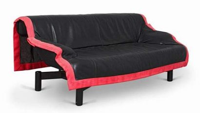 VICO MAGISTRETTI (1920-2006) Canapé modèle Sindbad.
Cuir noir gansé rouge, métal...