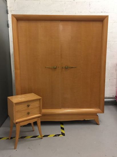 null Petite armoire
Enplacage de bois clair ouvrant par deux portes en façade. 
Circa...