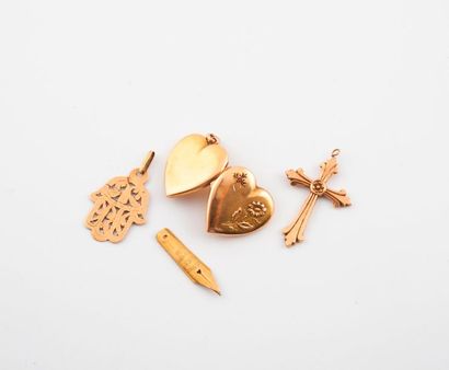 null Lot en or jaune (750) comprenant un pendentif main de Fatma, un pendentif Croix,...