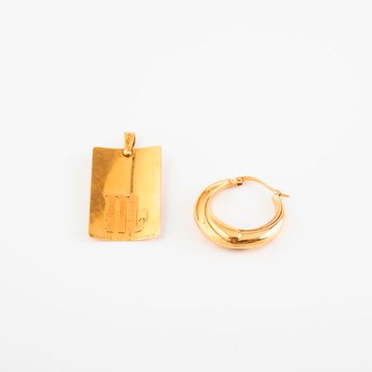null Lot en or jaune (750) comprenant : 

- Un pendentif plaqué "M". 

- Une créole....