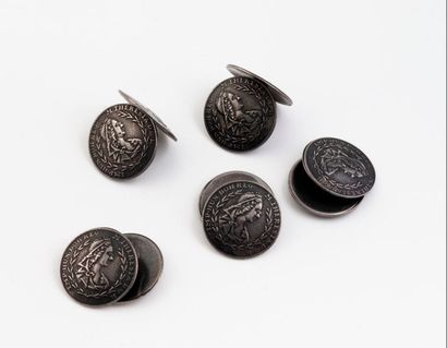 null Cinq boutons de manchettes en métal argenté à décor de de surmoulages de pièces...