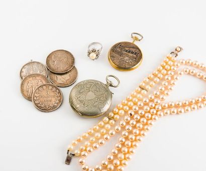 null Lot de bijoux fantaisie comprenant un collier de perles, une bague en métal...