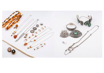 null Un lot de bijoux fantaisie en métal et pierres de couleurs, dont chaînes, pendentifs,...