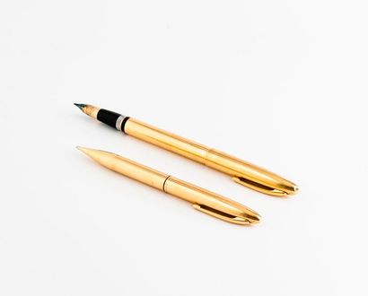 null Lot de deux stylos : 

L'un en métal doré à mine de plomb, l'autre à plume en...