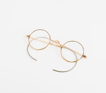 null Paire de lunettes rondes, monture en métal doré. 

Dans un écrin.