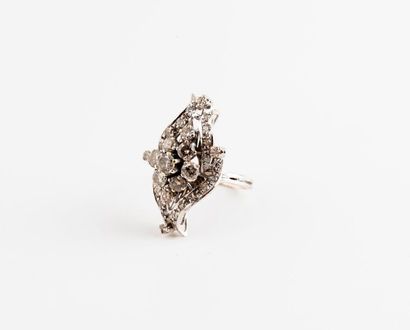 null Bague marquise stylisée en or gris (375) ornée de diamants de taille brillant...