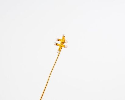 null Epingle à cravate en or jaune (750) ornée d'une croix de lorraine ponctuée de...