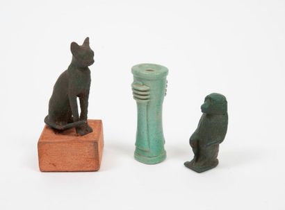 EGYPTE 
Lot comprenant :
- Chat assis en bronze.
Sur un socle en bois recouvert de...