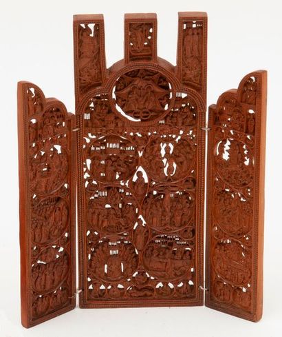 INDE (?) 

Triptyque en bois de santal ajouré représentant la vie de la Vierge et...